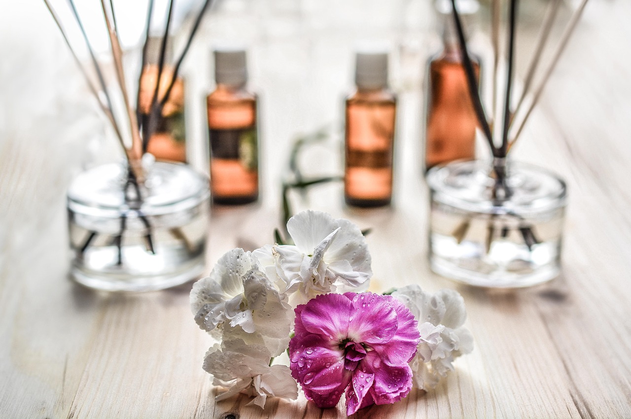 Aromatherapie kaarsen verspreiden rustgevende geuren binnenruimte.