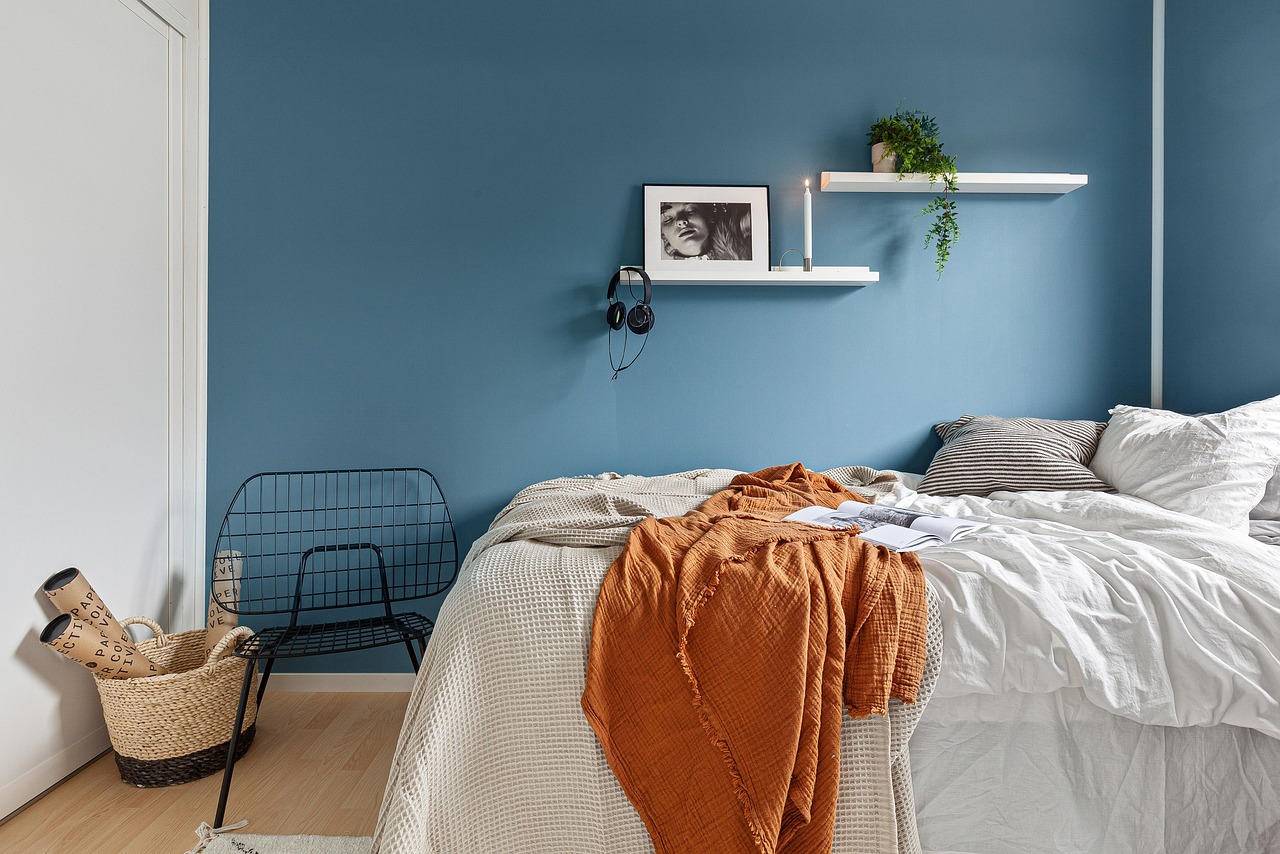 Sleek, stylish wall lamp in contemporary setting.