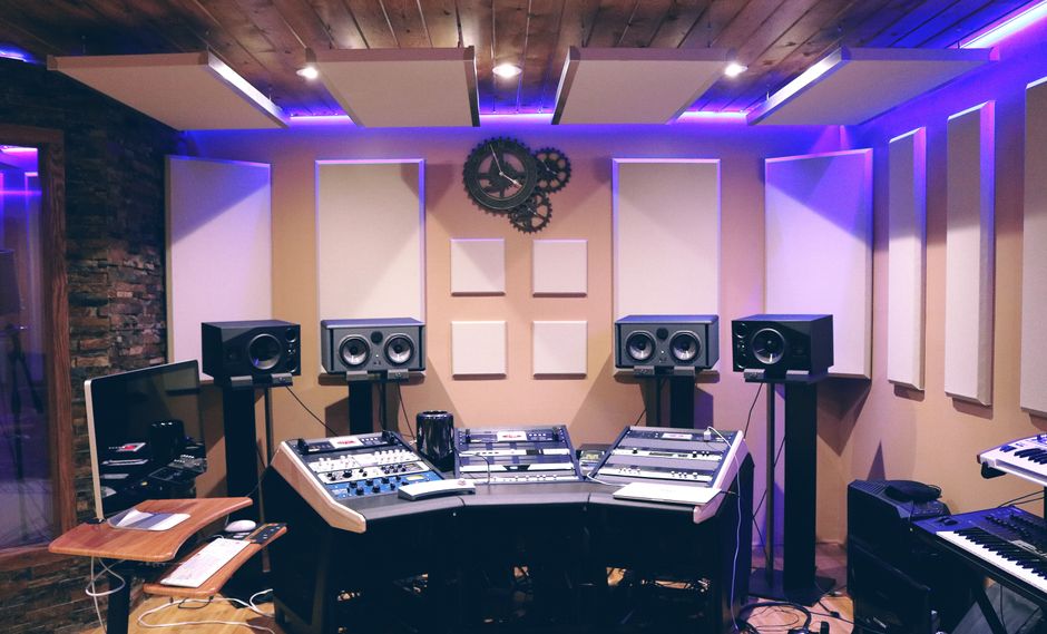 Acoustic panels in dining room, serene ambiance. Acoustic panels in dining room, serene ambiance.