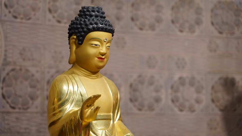 Buddhist motifs and warm lighting in entry décor. Buddhist motifs and warm lighting in entry décor.